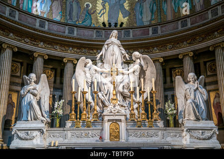 Skulpturengruppe mit Maria Magdalena am Altar der Pfarrkirche La Madeleine Sainte-Marie-Madeleine, Paris, Frankreich | Altar Skulpturengruppe mit M Stockfoto