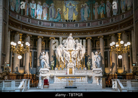 Skulpturengruppe mit Maria Magdalena am Altar der Pfarrkirche La Madeleine Sainte-Marie-Madeleine, Paris, Frankreich | Altar Skulpturengruppe mit M Stockfoto