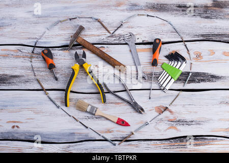 Verschiedene Construction Tools auf Holz- Hintergrund. Herzform aus Schrauben und anderen Gebäude Werkzeuge. Zusammensetzung für Vatertag. Stockfoto