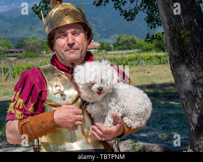 LUNI, Massa Carrara, Italien - 2. JUNI 2019: Community Event, das antike Rom reenactment in der Nähe von Portus Lunae, echte alte Siedlung. Centurian und Hund. Stockfoto