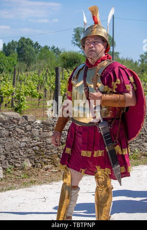 LUNI, Massa Carrara, Italien - 2. JUNI 2019: Community Event, das antike Rom reenactment in der Nähe von Portus Lunae, echte alte Siedlung. Centurian. Stockfoto