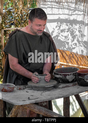 LUNI, Massa Carrara, Italien - 2. JUNI 2019: Community Event, das antike Rom reenactment in der Nähe von Portus Lunae, echte alte Siedlung. Potter. Stockfoto
