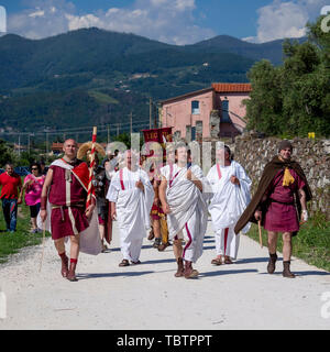 LUNI, Massa Carrara, Italien - 2. JUNI 2019: Community Event, das antike Rom reenactment in der Nähe von Portus Lunae, echte alte Siedlung. Männer in Togas etc. Stockfoto