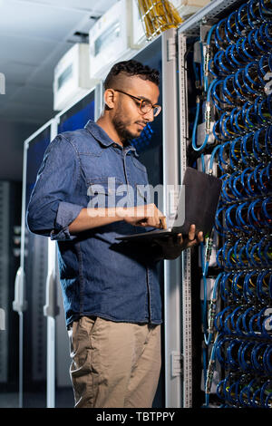 Konzentrierte Network Engineer Prüfung der Datenbank Server Stockfoto