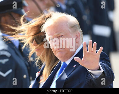 Alternative Erntegut: US-Präsident Donald Trump Wellen in den Medien, wie er und seine Frau, Melania, am Flughafen Stansted, Essex, nach der Ankunft auf der Air Force One, für den Beginn seiner dreitägigen Staatsbesuch in Großbritannien. Stockfoto