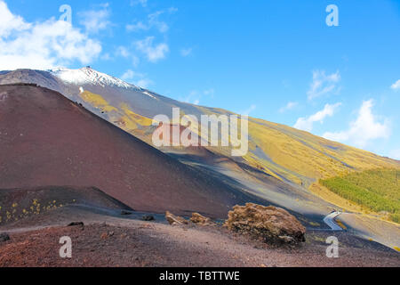 Atemberaubende vulkanische Landschaft auf den Ätna, Sizilien, Italien, und der von benachbarten Silvestri Krater an einem sonnigen Tag genommen. Schnee auf der Spitze des Berges. Europäischen höchsten aktiven Vulkan. Stockfoto