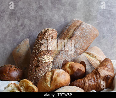 Verschiedene Arten von noch Backen leben. Brötchen, Croissants, Muffins und Brote Brot Pastetchen auf textile Vorhänge. Landhausstil vintage Bäckerei Poster. Ländliche Stockfoto