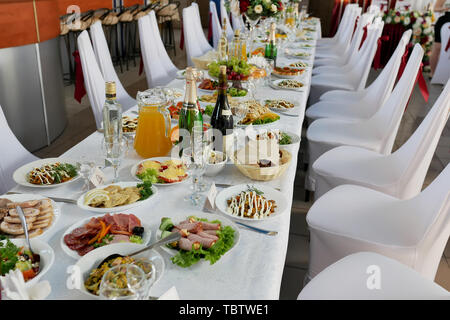 Serviert Tisch mit Speisen und Getränke im Restaurant Stockfoto