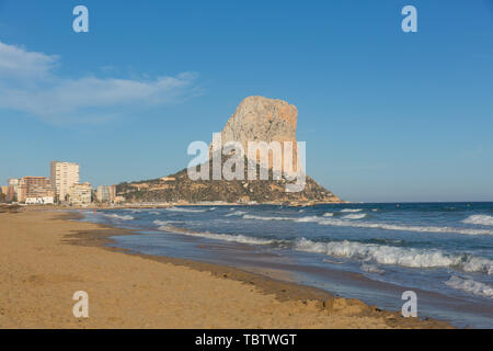 Strand Calpe Spanien Felsen Penon de Ifach spanische Mittelmeerküste blauen Himmel und Meer Stockfoto