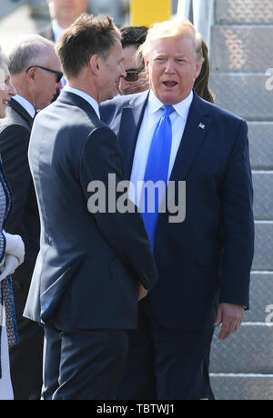 US-Präsident Donald Trump wird begrüßt von Außenminister Jeremy Hunt (links), als er und seine Frau Melania Ankommen am Flughafen Stansted, Essex, an Bord der Air Force One für den Beginn seiner dreitägigen Staatsbesuch in Großbritannien. Stockfoto