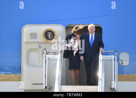 US-Präsident Donald Trump und seine Frau Melania Ankommen am Flughafen Stansted, Essex, an Bord der Air Force One für den Beginn seiner dreitägigen Staatsbesuch in Großbritannien. Stockfoto