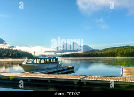 Ein Boot am Pier des Maligne Lake wartet an einem sonnigen Tag im Winter Stockfoto