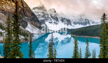 Scheint die Sonne hinter den Bergen von Moraine Lake Stockfoto