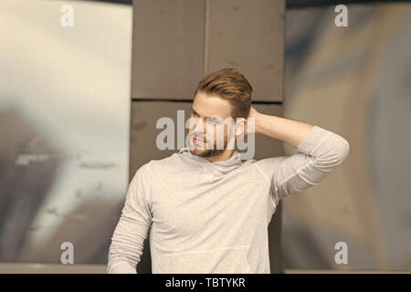 Haarschnitt Konzept. Mann mit modischen Haarschnitt. Junger Mann mit neuer Frisur. Hübscher Kerl touch Haare Haarschnitt. Ein Schnitt über dem Rest. Stockfoto