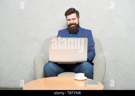 Mann trinken Kaffee im Büro. Reaktion auf geschäftliche E-Mails. Digitales Marketing. Im Internet surfen. Online kaufen. Projekt Manager. Geschäftliche Korrespondenz. Moderne Geschäftsmann. Geschäftsmann Laptop. Stockfoto