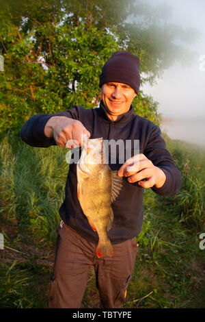 Happy fisherman präsentiert, Zander, große Fische gefangen Stockfoto