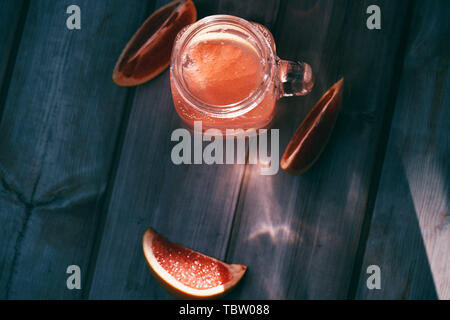 Niemand macht ein Glas zum Frühstück. Gläser trinken und Essen. Gesunde Marmelade. Dawn. Lecker Kaffee mit Zucker. Dunkel. Traditionelle hausgemachte Tasse Tee (Container) voller Hot Hot Hot Flüssigkeit Stockfoto