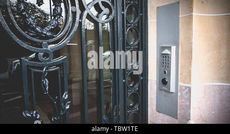 Paris, Frankreich, 7. Oktober 2017: digicode zu einem großen schmiedeeisernen Tor eines typischen Haussmanian Gebäude öffnen Stockfoto