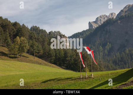 VAL DI FUNES, Italien - 29. SEPTEMBER 2016: Südtirol Flaggen auf der Luft während der lokalen FEIER DES peckfest" in Val di Funes Stockfoto