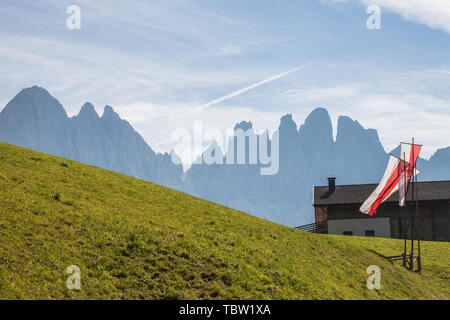 VAL DI FUNES, Italien - 29. SEPTEMBER 2016: Südtirol Flaggen auf der Luft während der lokalen FEIER DES peckfest" in Val di Funes Stockfoto