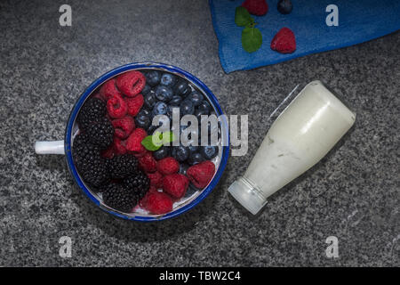 Heidelbeeren, Himbeeren, Brombeeren in einem Container. Stockfoto