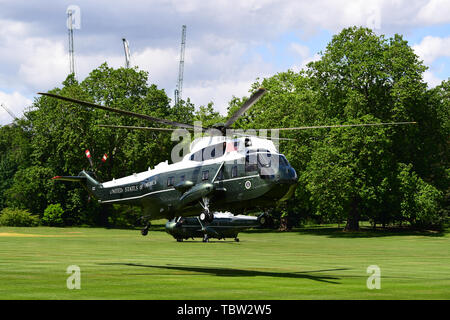 Marine One Durchführung der US-Präsident Donald Trump und seine Frau Melania kommt vor der feierlichen Willkommen im Buckingham Palace, London, am ersten Tag seiner dreitägigen Staatsbesuch in Großbritannien. Stockfoto