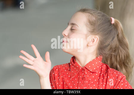 Pflege Ihrer Haut natürlich. Kleines Kind mit gesunder Haut und Schönheit suchen Outdoor. Süße kleine Mädchen mit weichen Baby Haut auf adorable Gesicht. Kinder Hautpflege Kosmetik und Hygiene Produkte. Stockfoto