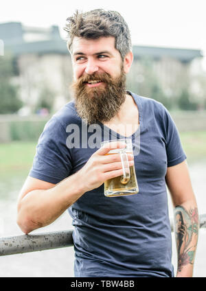 Brutale männliche Bedürfnisse Erfrischung. Wochenende entspannen. Alkoholische Bier trinken. Reifen Hipster mit Bart Haar Bier trinkt. Bärtiger Mann mit Bier Glas outdoor. Freunde und Bier. Stockfoto