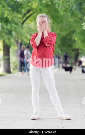 Bereit oder Nicht hier Ich komme. Kleines Kind seeker Gesicht mit den Händen Verstecken und Suchen outdoor. Kleines Mädchen schließen die Augen für die versteckten und im Sommer Park suchen. Cute kid Versteck spielen und Spiel suchen. Verstecken und Suchen. Stockfoto