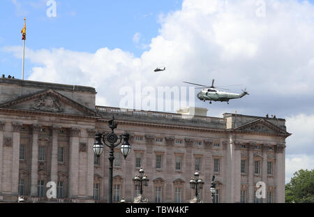 Ein US-Präsidentschaftswahl Hubschrauber kommt an der Buckingham Palace in London zu landen, als Präsident Donald Trump kommt, um Queen Elizabeth II. treffen Stockfoto