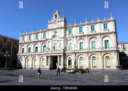 Catania, Sizilien, Italien - Apr 10 2019: Historische Gebäude der Universität Catania in der Innenstadt. Es ist die älteste Universität auf Sizilien. Auf der Piazza Universite entfernt. Stockfoto