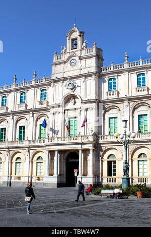 Catania, Sizilien, Italien - Apr 10 2019: Schöne barocke Gebäude von Catania an der Universität in der Altstadt entfernt. Die älteste Universität auf Sizilien. Auf der Vertikalen Bild mit blauem Himmel gefangen. Stockfoto