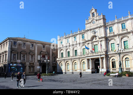 Catania, Sizilien, Italien - Apr 10 2019: Leute, die auf der Piazza Università Square im Zentrum der Stadt. Schönes historisches Gebäude der Sizilianischen älteste Universität. Beliebte Touristenattraktion. Stockfoto