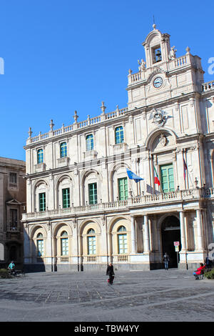 Catania, Sizilien, Italien - Apr 10 2019: Erstaunliche Türaußengriff des historischen Gebäudes der Universität Catania auf einem vertikalen Fotografie mit Menschen zu Fuß auf den Platz in der Mitte gefangen. Stockfoto