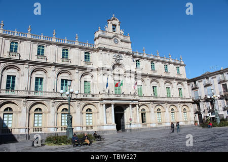 Catania, Sizilien, Italien - Apr 10 2019: Historische Gebäude der Sizilianischen älteste Universität aus angrenzenden Piazza Università Platz mit Menschen zu Fuß im Zentrum der Stadt fotografiert. Stockfoto