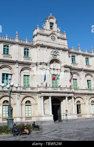 Catania, Sizilien, Italien - Apr 10 2019: Vertikale fotografie Erfassung der erstaunlichen historischen Gebäude von Catania University, die älteste Universität auf Sizilien. Von der Piazza Università Platz genommen. Stockfoto