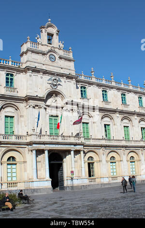 Catania, Sizilien, Italien - Apr 10 2019: Schönes historisches Gebäude der Universität Catania im barocken Stil erbaut. Die sizilianische älteste Universität. Auf der Vertikalen Bild aufgenommen. Stockfoto