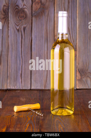 Glasflasche Wein mit Korken auf Holztisch Hintergrund Stockfoto