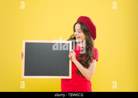 Kind promo Information Board. Für Informationen. Mädchen Halten leere Tafel Tafel. Werbung kopieren. Über diese Erinnern. Überprüfen Sie die Liste Konzept. Schule Informationen. Informieren Sie. Stockfoto