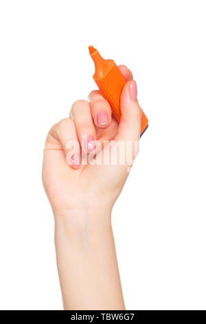Weibliche Hand, die eine orange Markierung auf weißem Hintergrund Stockfoto