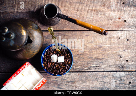 Frischer Kaffee in cezve auf hölzernen Tisch Stockfoto