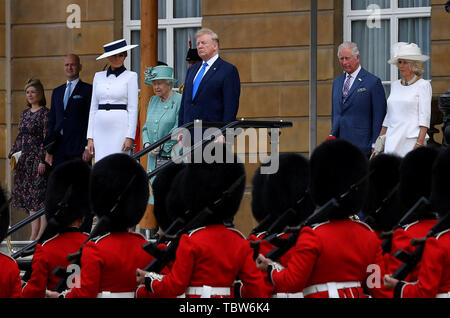 (Nach rechts) First Lady Melania Trump, Queen Elizabeth II, US-Präsident Donald Trump, der Prinz von Wales und die Herzogin von Cornwall die Ehrengarde in einem feierlichen Willkommen im Buckingham Palace, London, die Prüfung am ersten Tag seiner dreitägigen Staatsbesuch in das Vereinigte Königreich verlassen. Stockfoto