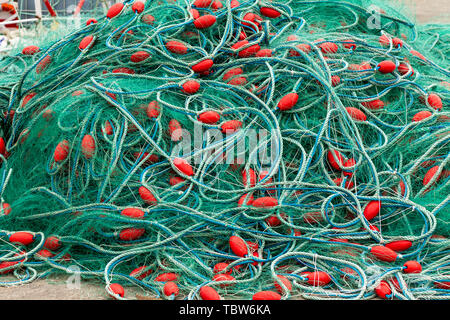 Gill net mit roten Schwimmer Stockfoto