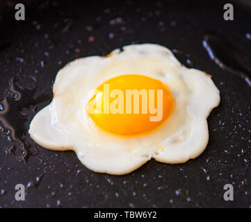 Lecker schön essen Spiegelei in der Pfanne schwarz Stockfoto