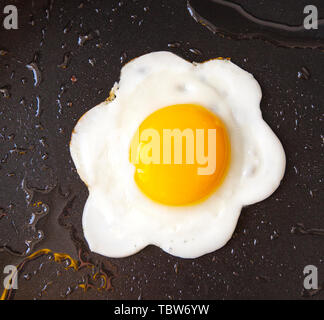 Lecker schön essen Spiegelei in der Pfanne schwarz Stockfoto