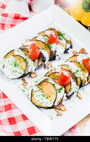 Gegrillten scheiben Auberginen und Tomaten im Stapel mit pikanter Sauce Stockfoto