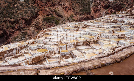 Detail der Salz Terrassen in den Salinen von Maras, salineras de Maras in der Nähe von Cusco in Peru, Salzminen von Man Stockfoto