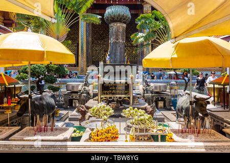 Bangkok, Thailand, März 2013 Buddhismus Altar mit Kerzen, Räucherstäbchen und Skulpturen im Grand Palace Stockfoto