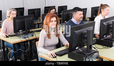 Porträt von Ernst Junge und Ältere Unternehmerinnen und Unternehmer im Großraumbüro Stockfoto