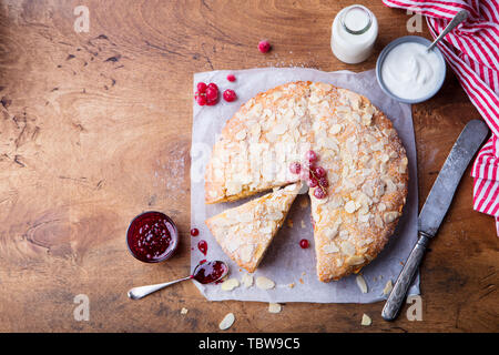 Mandel- und Himbeere Kuchen, Bakewell tart. . Ansicht von oben. Kopieren Sie Platz. Holz- Hintergrund. Stockfoto